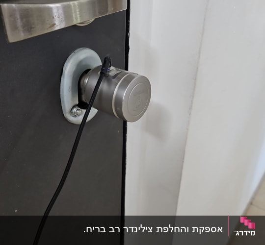 מנעול דלת עם ידית מתכת וכבל מחובר